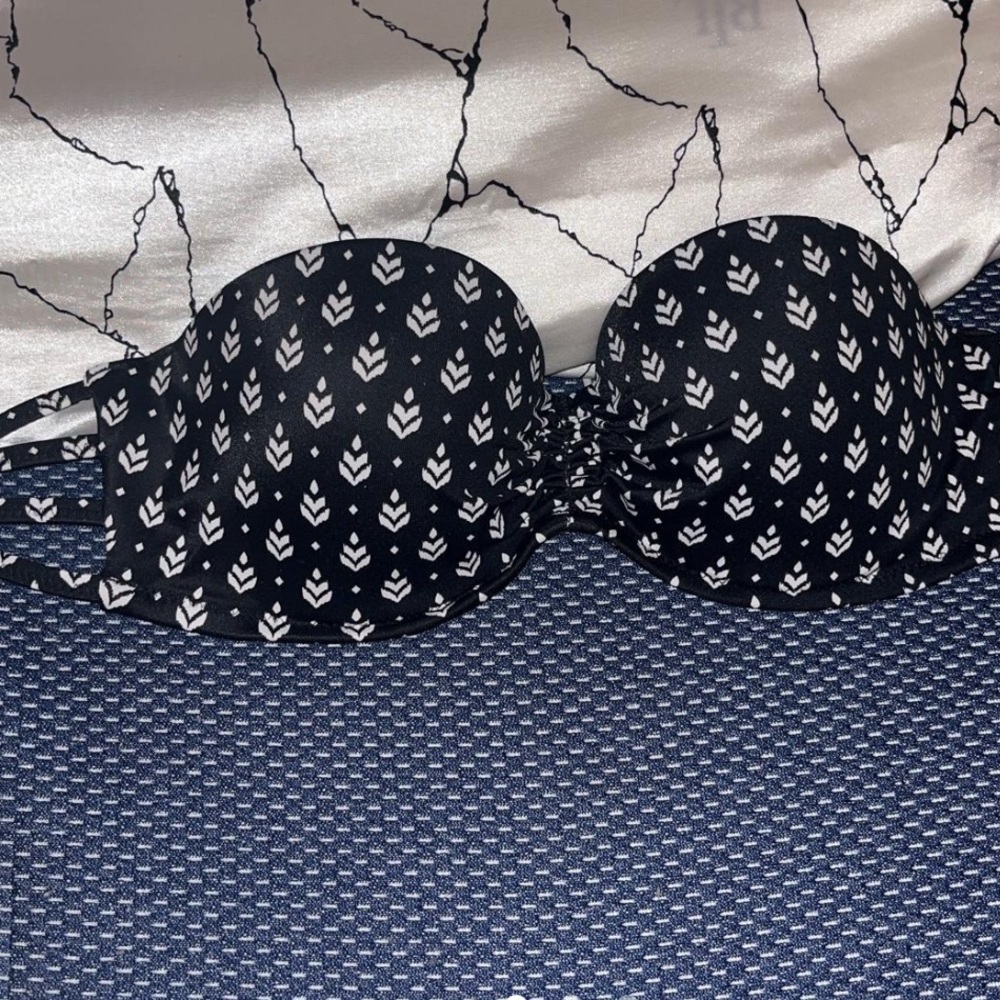 shade & shore strapless bikini top

size 34 B

very very cute!